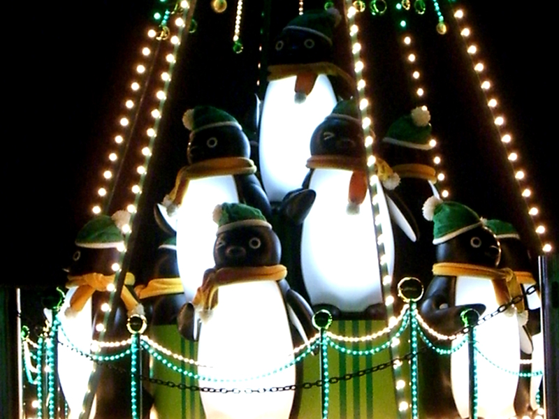 JR東日本本社前にいる「Suicaペンギンのツリー」。