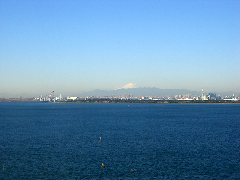 ヒルトン東京ベイ 10Fタワースィートから快晴の富士山を望む。