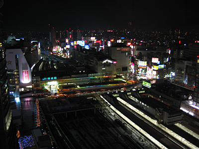 雪の夜の新宿駅。